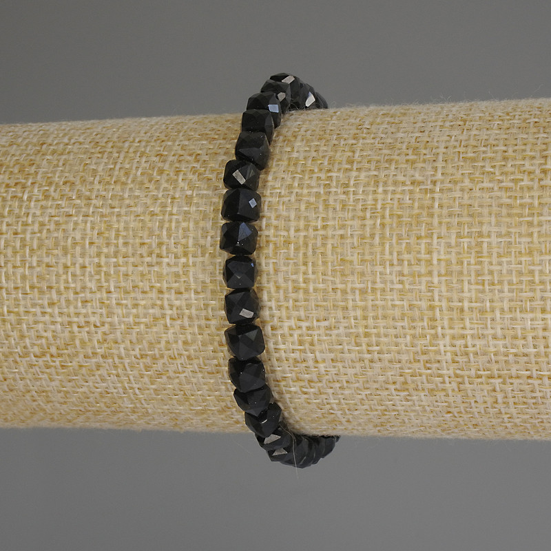 Bransoletka z turmalinu fasetowanego w kostkach, o wymiarach 5×5 mm, długość 18 cm (rozciągana)