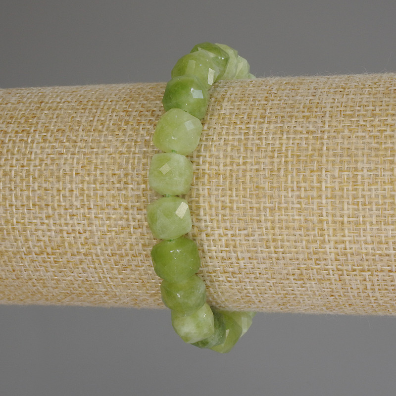 Bransoletka z chryzolitu oliwin fasetowany sześcian, o wymiarach około 8,5×8,5 mm, długość 18 cm (elastyczna)
