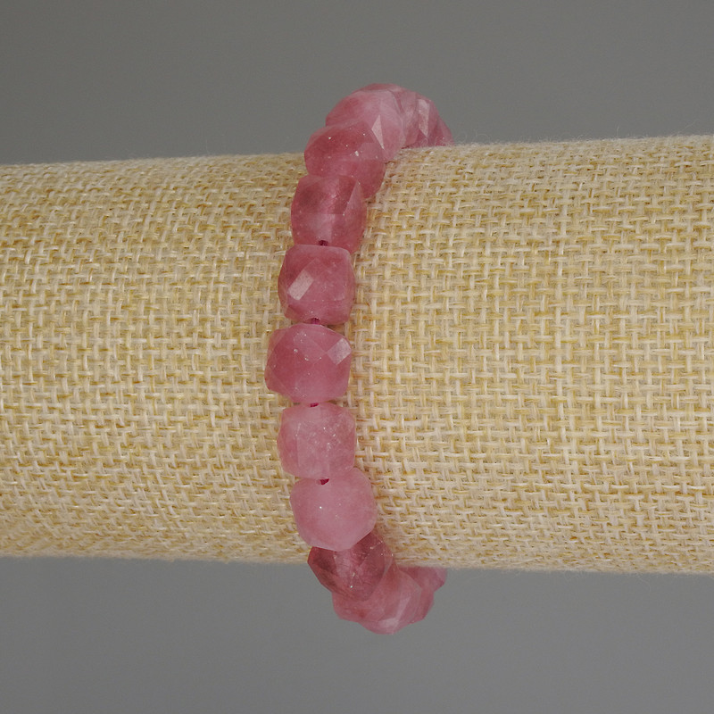 Bransoletka z turmalinu, fasetowane kostki o wymiarach 8×8 mm, długość 18 cm (na elastycznej bazie)