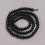 Koraliki na nici z naturalnego kamienia — czarny turmalin, gładkie kuleczki, średnica 4,5 mm, długość 39 cm