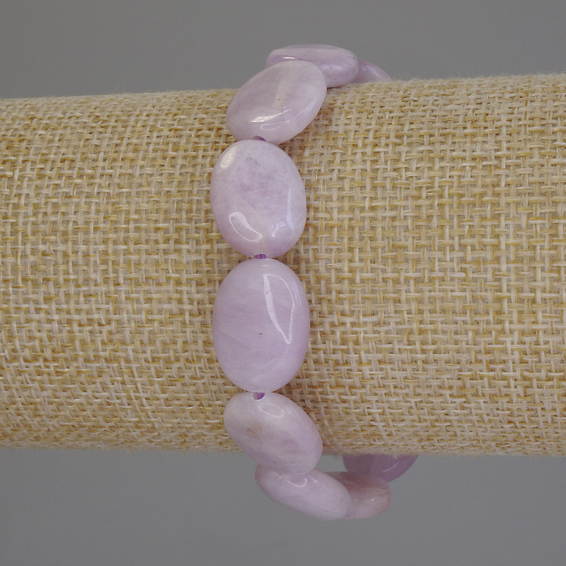 Bransoletka z kunzytu, owalna, wymiary 16×12 mm, długość 18 cm, elastyczna