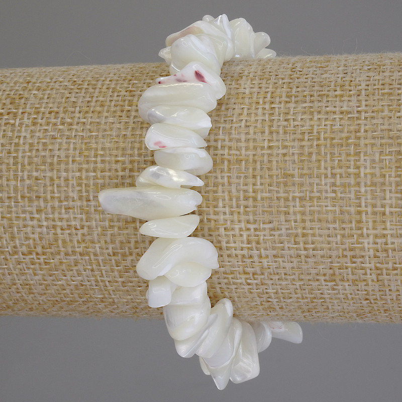 Bransoletka z drobinek masy perłowej, średnica 8-12×3-5 mm, długość 18 cm (rozciągliwa)