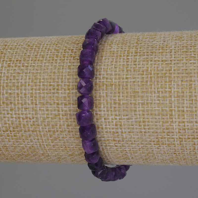 Bransoletka z sugilitem w formie szlifowanych kostek o wymiarach 5×5 mm, długość 18 cm, elastyczna