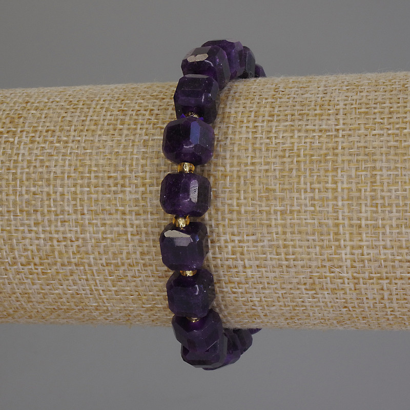 Bransoletka z sugilitem, fasetowany sześcian 8×8 mm, koraliki 3 mm, długość 18 cm, na elastycznej gumce