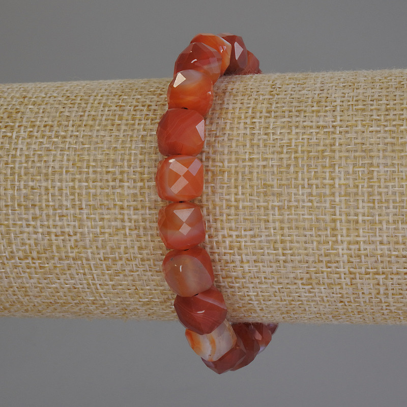 Bransoletka z szlifowanego agatu w kostkach, wymiary kostki 8,5 × 8,5 mm, długość 18 cm, elastyczna