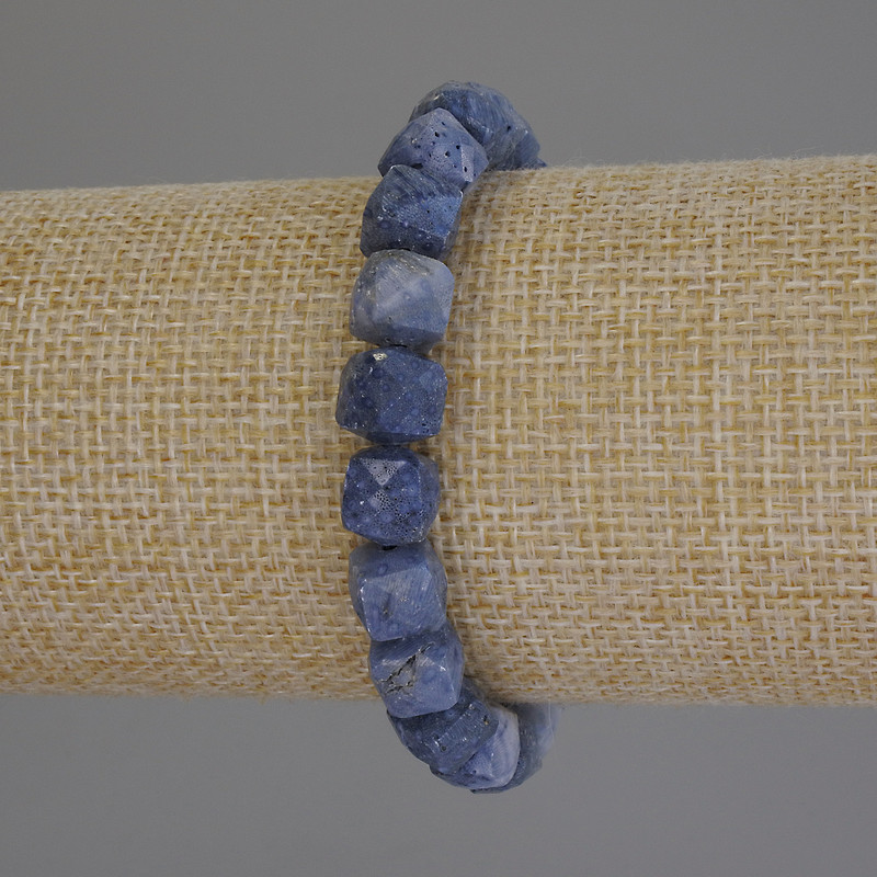 Bransoleta z skamieniałego koralu, fasetowane kostki o średnicy 8 mm, długość 18 cm, elastyczna
