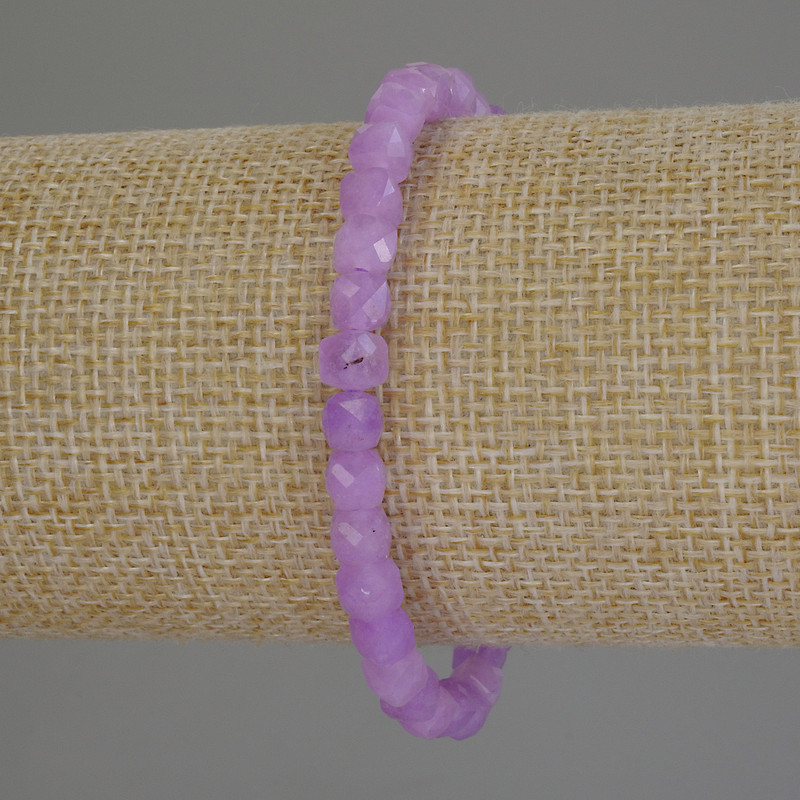 Bransoletka z lawendowego ametystu – fasetowany sześcian, średnica ok. 5 mm, długość ok. 18 cm, na elastycznej gumce