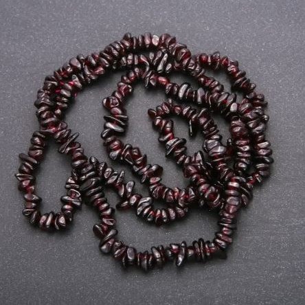 Koraliki granatu – kruszka, średnica 5-9×3-3,5 mm, długość 80 cm ± na nitce