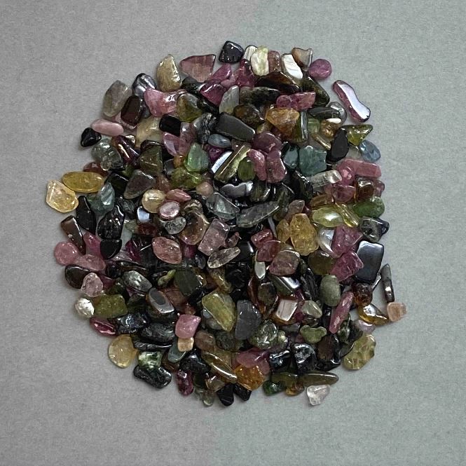 Naturalny kamień turmalin – drobiny bez otworu 4-10×4-6 mm ± (za 100 g)