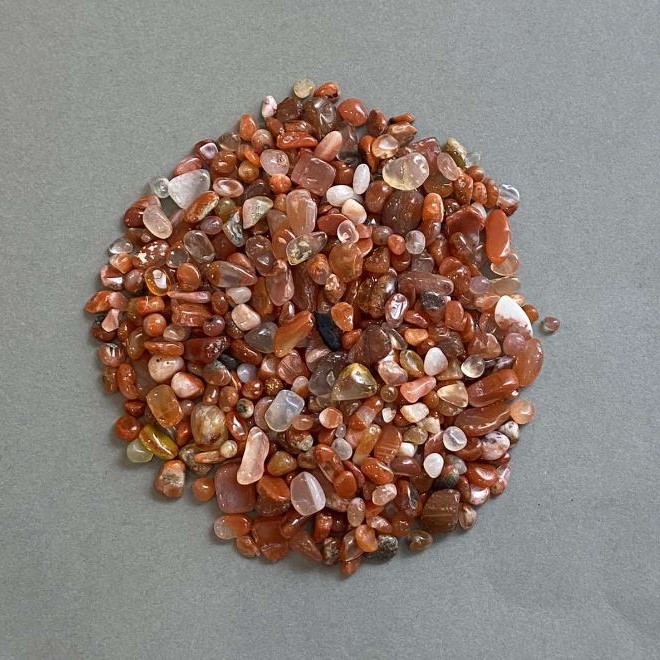 Naturalny kamień karneol – odłamek bez otworu 4-8×4-7 mm ± (za 100 g ±)