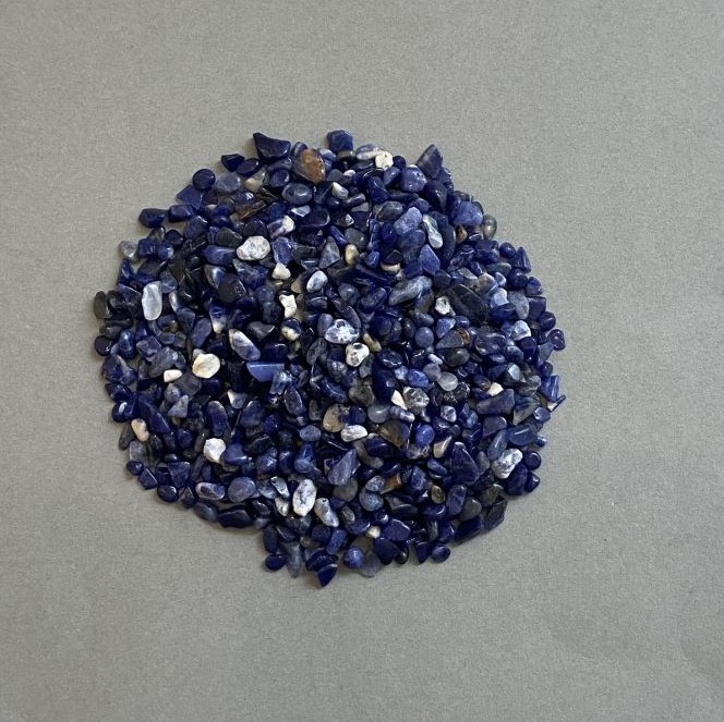 Naturalny kamień sodalit odłamki bez otworu 3–4×4–6 mm ± (za 100 g ±)