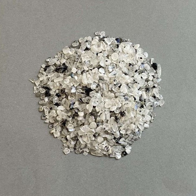 Naturalny kamień adular bez otworu, drobina 3–9×3 mm ± (za 100 g±)