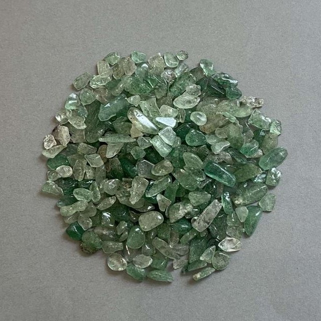 Naturalny kamień – zielony awenturyn, drobina bez otworu 5–10×4–6 mm ± (na 100 g ±)
