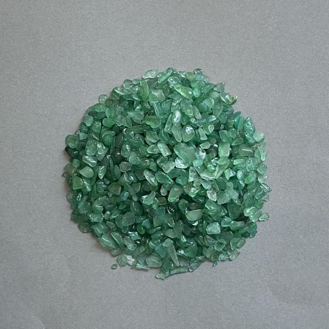 Naturalny kamień nefrytu – drobinki bez otworu 2–7×4 mm ± (za 100 g ±)