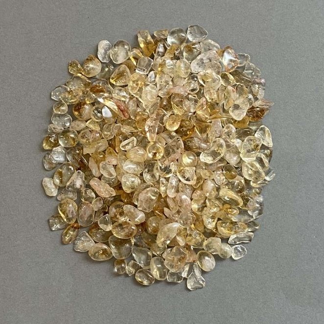 Naturalny kamień cytrynowy – drobiny bez otworu 5–10×4–6 mm ± (za 100 g ±)