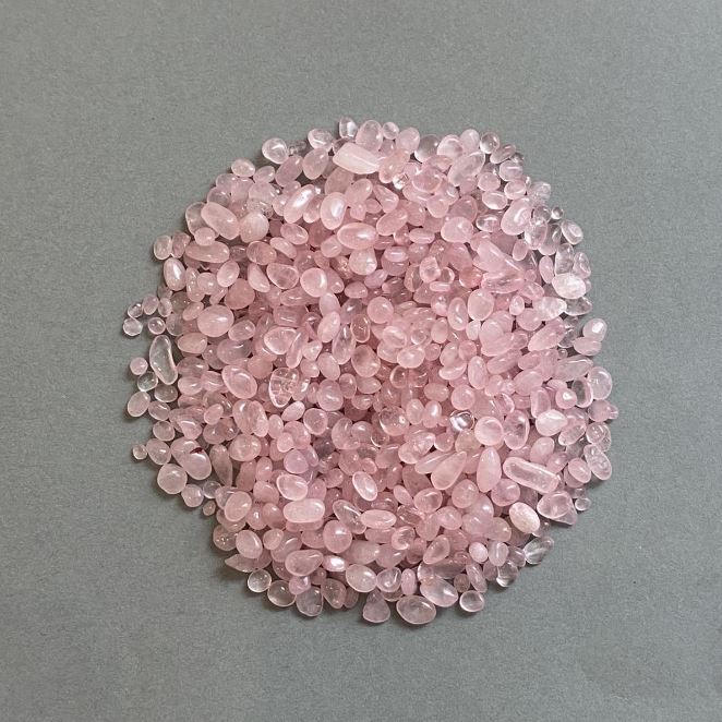 Naturalny kamień różowy kwarc drobina bez otworu 3,5–9×3,5 mm ± (za 100 g ±)