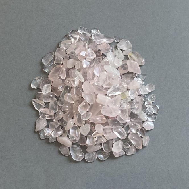 Naturalny kamień różowy kwarc, drobinka bez otworu 4-10×5-6 mm +- (za 100 g+-)