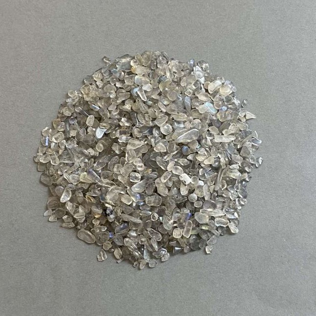 Naturalny kamień labradoryt – drobina bez otworu 3–8×2–4 mm ± (za 100 g ±)