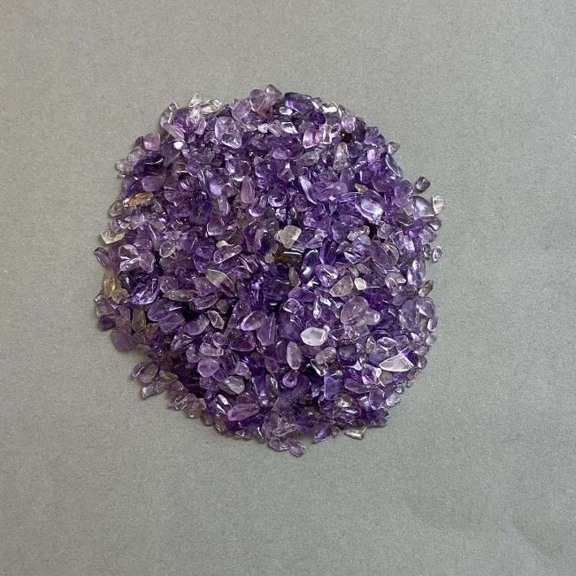Naturalny kamień ametystu – drobinka bez otworu 2-6×2-4 mm+- (za 100 g+-)