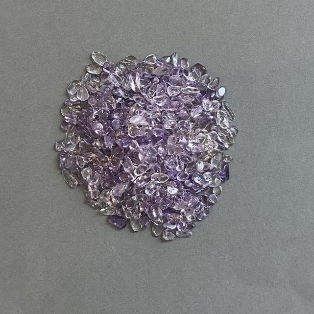 Naturalny kamień ametyst, drobina bez otworu 3-8×3-4 mm ± (za 100 g ±)