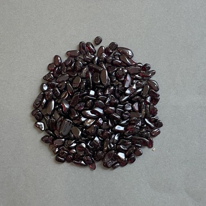 Naturalny kamień granat – drobiny bez otworu 4–9×3–5 mm ± (za 100 g ±)