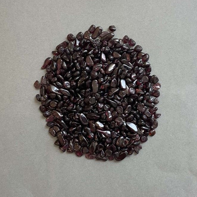 Naturalne drobinki granatu bez otworu 5–9×4–5 mm ± (za 100 g)