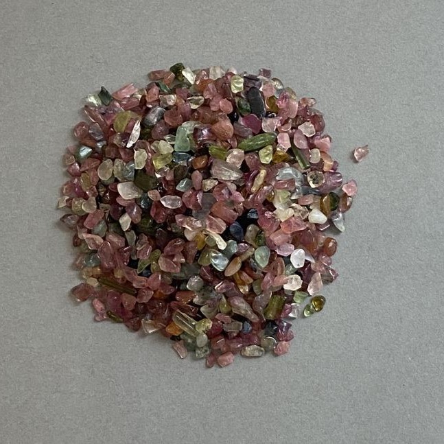Turmalinowa drobina bez otworu, naturalny kamień, 2-7×3-4 mm ± (za 100 g ±)