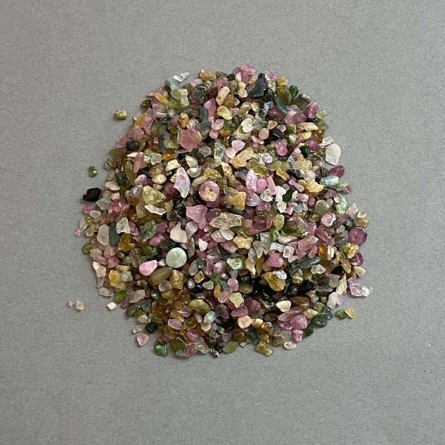 Drobina naturalnego turmalinu bez otworu 2-4×2-4 mm+- (za 100 g+-)