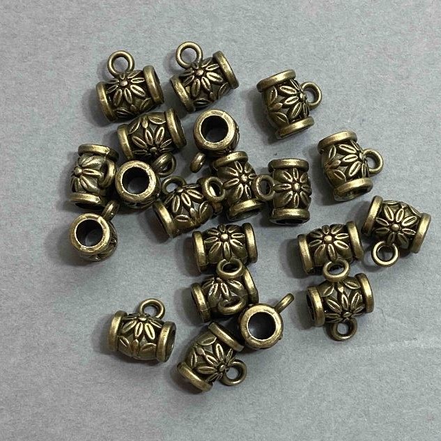 Bajl w kolorze brązu, wymiary 9x7x10 mm ± otwory, średnica 4 mm ±, średnica 2–3 mm ±, opakowanie 20 g (~21 szt.)