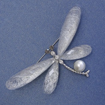 Broszka Motyl, średnica 68×35 mm ±, białe cyrkonie, perła, fasetowany przezroczysty kryształ, srebrzysty metal