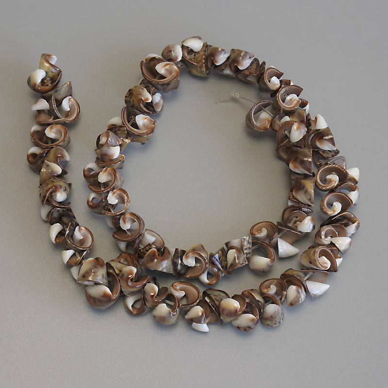 Koraliki z masy perłowej, «Ślimakowe cięcie», średnica 8–11×6–8 mm, grubość 5 mm ±, długość 35 cm ± na żyłce