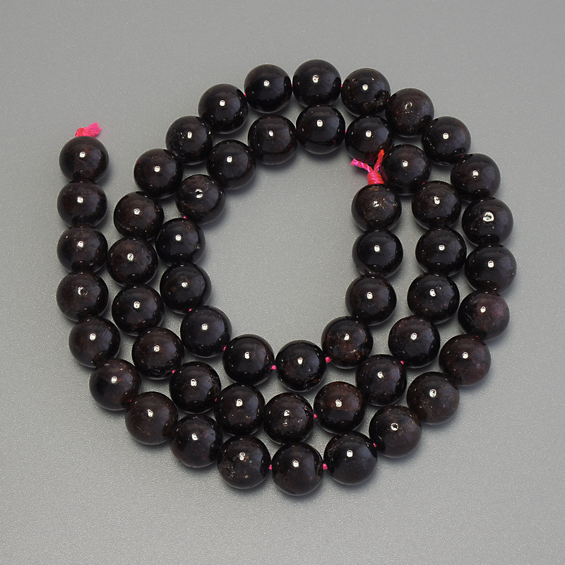 Koraliki granatu — gładkie kuleczki, średnica 7,5 mm, długość 40 cm