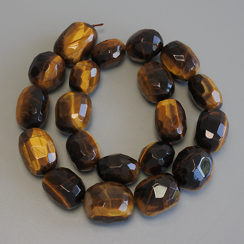 Koraliki z Tygrysiego Oka, fasetowane krople, średnica 18–21×13–16 mm, długość około 39 cm na nici
