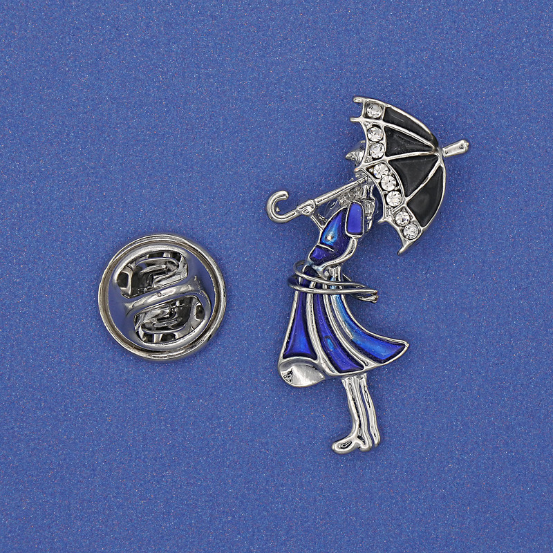 Broszka Dziewczyna z parasolką białe cyrkonie niebieska emalia złocisty metal 32×16 mm+