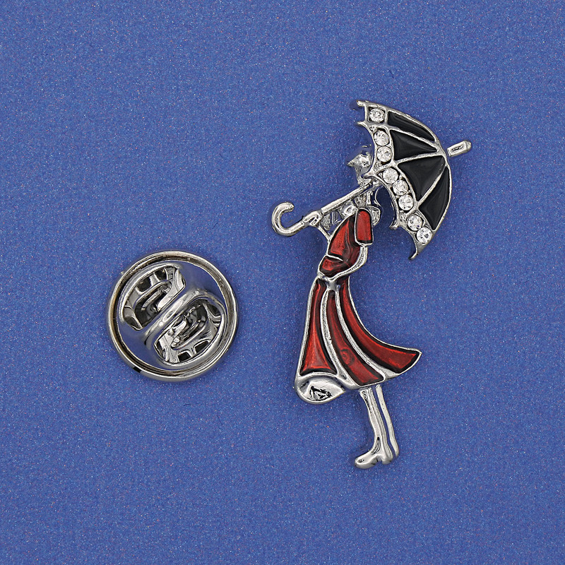 Broszka «Dziewczyna z parasolką» – złocisty metal, białe kryształy, czerwona emalia, 32×16 mm+