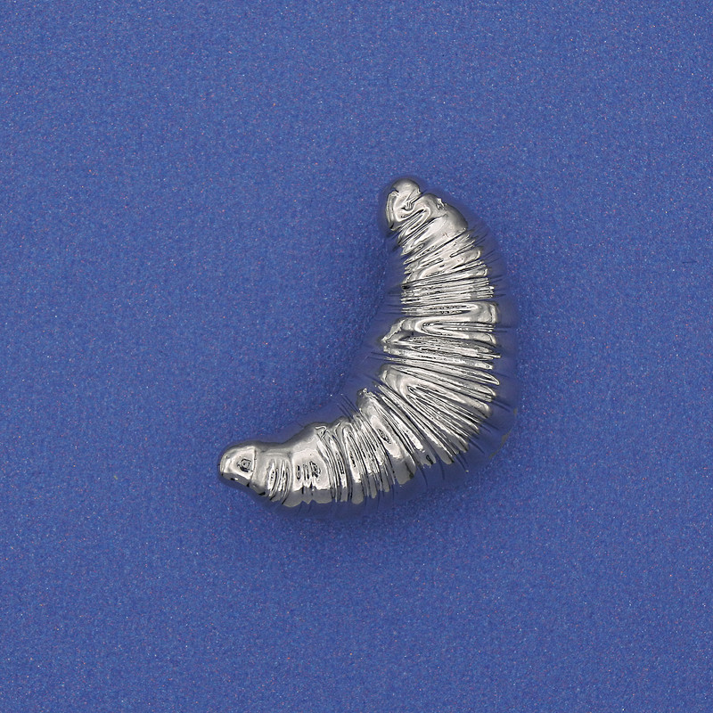 Broszka Croissant ze srebrzystego metalu 24×13 mm+