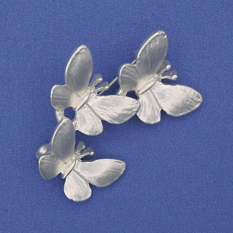 Broszka Motyle, biała perłowa emalia, metal srebrzysty, 42×32 mm+
