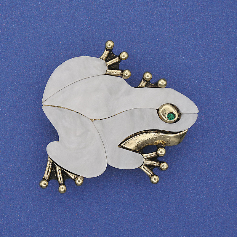 Broszka-wisiorek Żaba z perłowiną, kolor biały, kryształy Strass, metal złocisty, 35×34 mm+