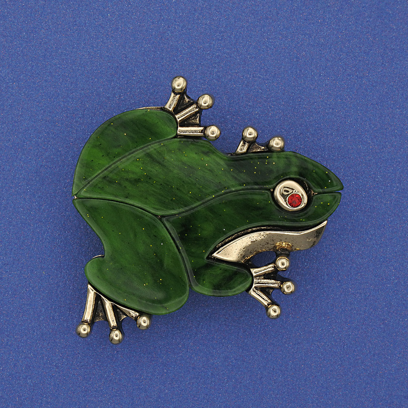 Broszka-wisiorek Żaba z perłowym zielonym kolorem, kryształami, metal złocisty, 35×34 mm+