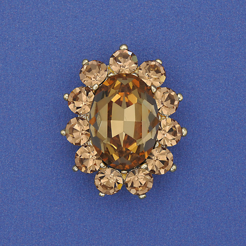 Broszka „Akcent” – kryształy i strass w kolorze szampańskim, złoty metal 30×24 mm