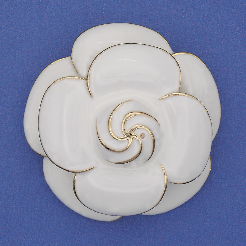 Broszka Kwiat – biała emalia, złocisty metal, 45 mm+