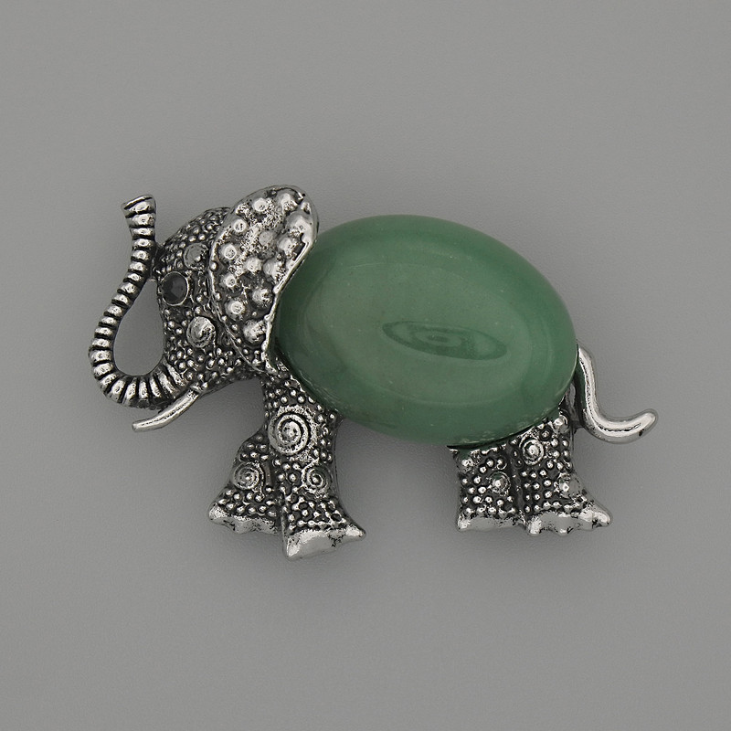 Broszka-kulon Słoń z nefrytu, 45×27 mm ± czarne cyrkonie, metal srebrzysty