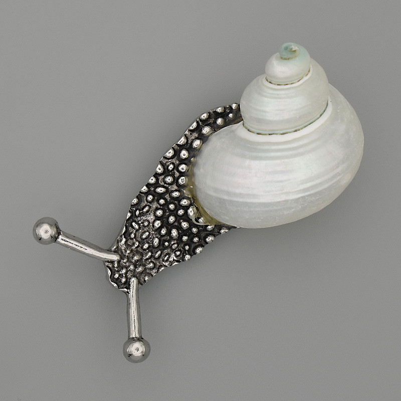 Broszka-wisiorek w kształcie ślimaka, metal srebrzysty, 58×20×23 mm+