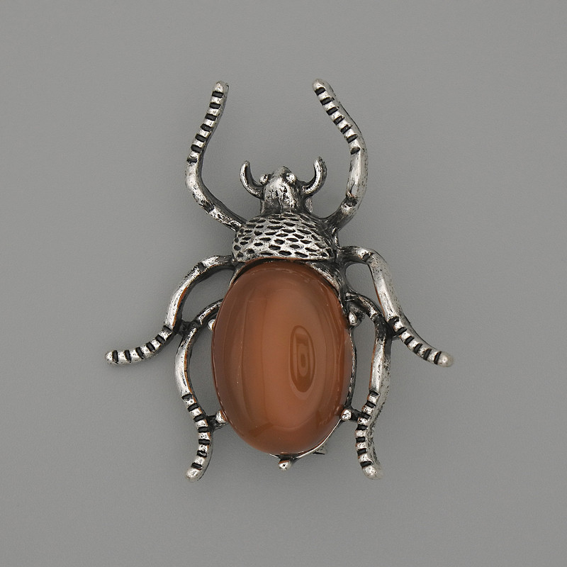 Broszka-wisiorek «Żuk» z karneolem 44×37 mm +/- metal srebrzysty