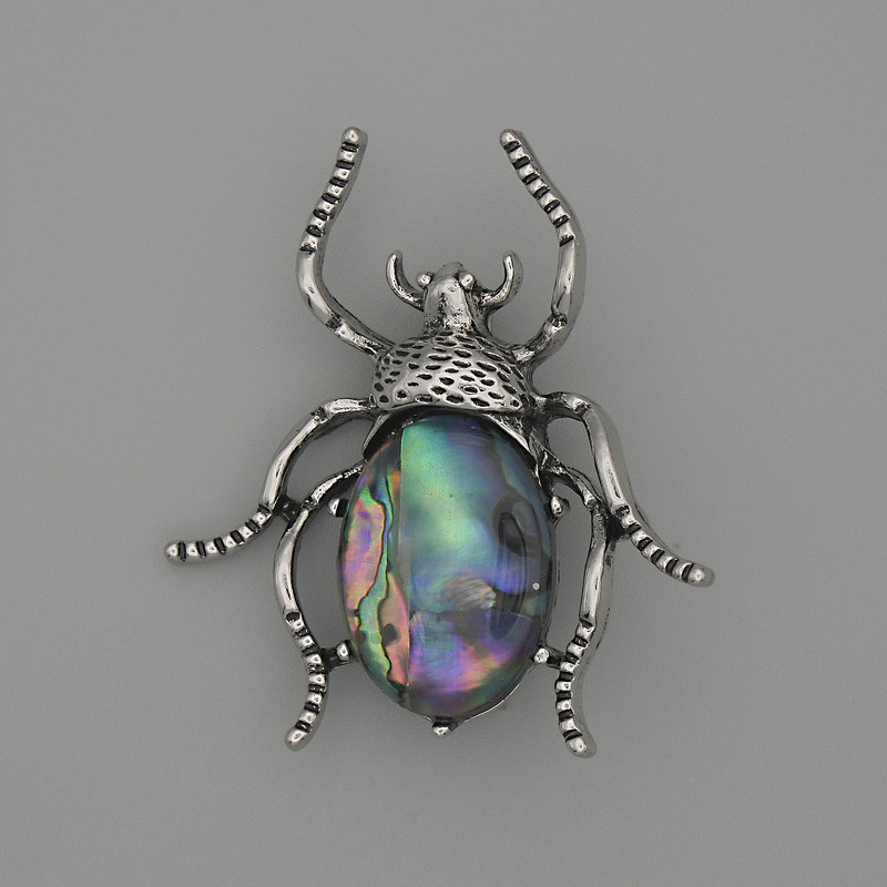 Broszka-kulon Żuk haliozyt 44×37 mm ± srebrzysty metal