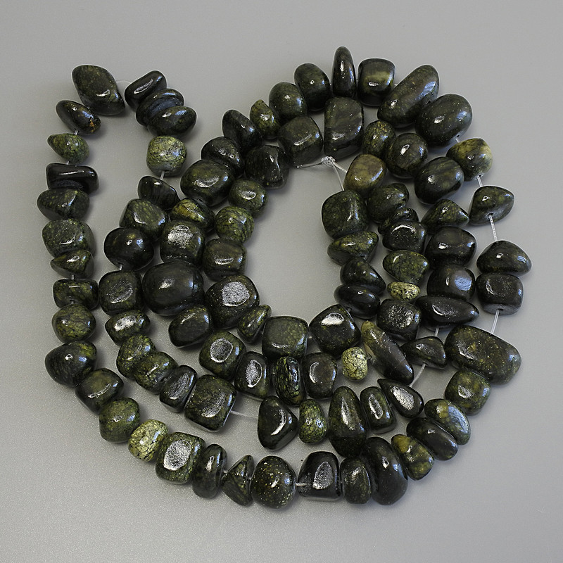 Koraliki serpentyn fasetowane 10-15×5-10 mm ±, długość 74 cm ± na nici
