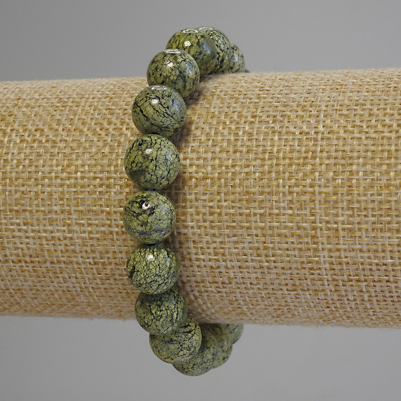 Bransoletka z serpentyną, kuleczki gładkie o średnicy 10 mm, długość 18 cm ± (rozciągliwa)