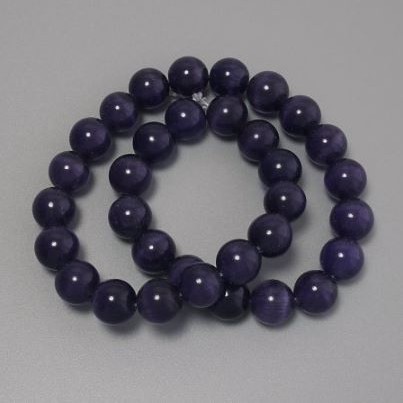 Koraliki kocie oko fioletowe, wykonane z syntetycznego kamienia, gładka kulka, średnica 11,5 mm, na żyłce, długość 37 cm