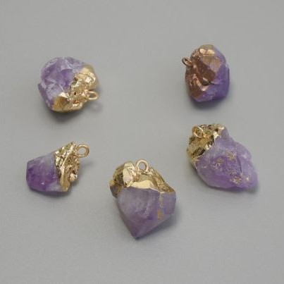Wisiorek z nieobrobionym ametystem, asortyment rozmiarów 10–14 × 15–22 mm ± złoty metal
