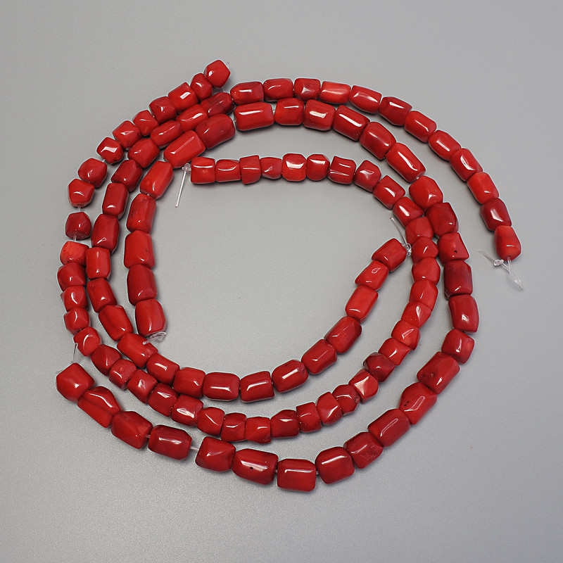 Koraliki czerwonego koralu fasetowane, średnica 10–14×8–11 mm, na nici, długość 41 cm, rozmiary mieszane